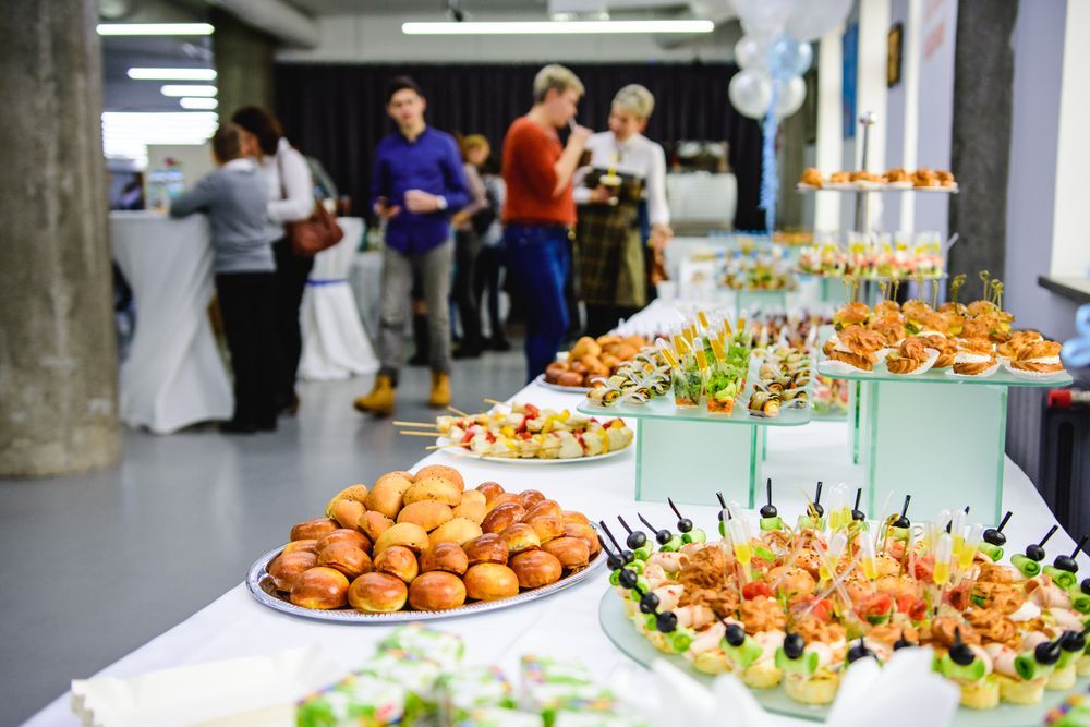 Why Local Corporate Catering Services Are Better for Office Events